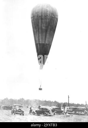 Aloft sur stratosphere Flight -- le vent était mort dans un calme absolu alors que le ballon du Prof. Et de Mme Jean Piccard a été projeté sur son vol dans l'air supérieur octobre 23. La photo montre le grand sac, qui avait une capacité de 600 000 pieds cubes de gaz hydrogène, comme il a quitté le sol à l'aéroport ford, près de Detroit. Les balloonistes ont débarqué plusieurs heures plus tard près de Cadix Ohio, sans douleur. 23 octobre 1934. (Photo par photo de presse associée). Banque D'Images