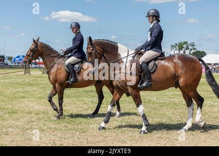 Tabley, Knutsford, Cheshire, Royaume-Uni - 22 juin 2022 - deux jeunes femelles qui font des chevaux lors d'un événement dans un comté Banque D'Images