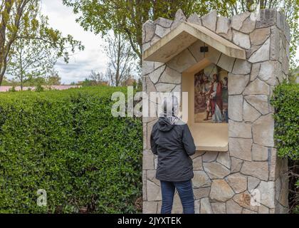 Medjugorje, Bosnie-Herzégovine - 23 avril 2022 - adorateur au site religieux de Medjugorje regardant la représentation de l'histoire du Christ Banque D'Images