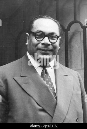 Un autre visiteur des îles amies. Le prince héritier Tungi des Tonga, fils aîné de la reine Salote souriante, qui a complètement captivé tous ceux qui l'ont vu lorsqu'elle était dans ce pays pour le couronnement, est actuellement en visite privée en Angleterre. Ce matin, le prince Tungi a appelé au bureau colonial du ministre de l'Ouest. Expositions de photos : le prince héritier Tungi des Tonga est arrivé au bureau colonial pour sa visite ce matin. 06 avril 1955. (Photo de Fox photos) Banque D'Images