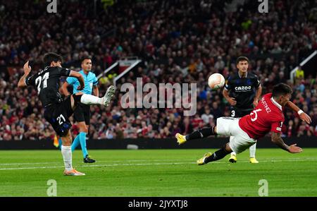 David Silva de Real Sociedad tire et remporte une pénalité de Lisandro Martinez de Manchester United lors du match de l'UEFA Europa League Group E à Old Trafford, Manchester. Date de la photo: Jeudi 8 septembre 2022. Banque D'Images