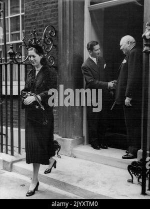 Appels de l'ex-roi de Churchill l'ex-roi Pierre de Yougoslavie a une poignée de main cordiale pour Sir Winston Churchill alors qu'il part avec l'ex-reine Alexandra après avoir payé un appel officiel au premier ministre britannique au 10, Downing Street, Londres, aujourd'hui (jeudi). L'ex-roi Peter est à Londres dans le cadre de la publication de ses souvenirs. 24 mars 1955. (Photo de Reuterphoto) Banque D'Images