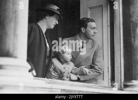 Expositions de photos :- la princesse Margaretha, petite-fille du prince héritier de Suède, et ses parents, le prince Gustav Adolph et la princesse Sibylla, regardant la répétition. Répétitions pour la cérémonie de la couleur sur la parade des gardes à cheval, Londres, S.W. 03 juin 1937. (Photo de Totopique Press) Banque D'Images