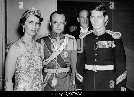 Bal du couronnement à l'Albert Hall photos : Prince et princesse Paul de Yougoslavie avec le prince héritier Michael de Roumanie (à droite) vu au bal. Un bal de costume de couronnement a eu lieu à l'Albert Hall de ce soir à 13 mai. 07 juin 1937. (Photo par photos de presse associées) Banque D'Images