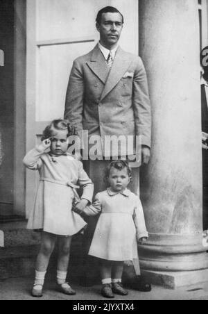 Les scouts suédois donnent leurs cadeaux de félicitations de la descente à la princesse Sibylla, de Suède, qui a récemment donné naissance à sa troisième fille la princesse Desiree. Ses deux autres filles, la princesse Margaretha et Birgitta avec leur père, le prince Gustaf Adolf, ont reçu les cadeaux au Palais de Stockholm. La princesse Margaretha saluant les scouts avec la princesse Birgitta et leur père le prince Gustaf Adolf quand les dons de fleurs ont été reçus. 08 juin 1938. (Photo de Sport and General Press Agency Limited) Banque D'Images