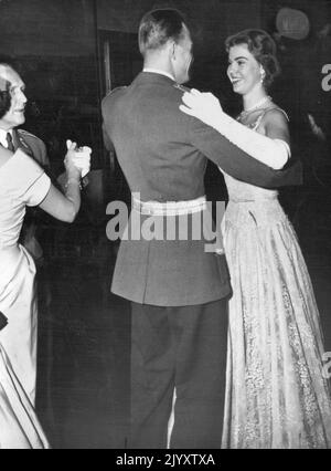 Princesse suédoise au bal des cadets : la princesse Margaretha de Suède s'est rendue pour la première fois récemment au bal annuel des cadets à l'école militaire du château de Karlberg, à Stockholm. Photos : la princesse Margaretha danse le cadet Lars Sjodahl. Les hauts niveaux d'encre de mayfair ont célébré la visite d'État du Roi et de la Reine de Suède. Leur petite-fille, la princesse Margaretha, âgée de 19 ans, est passée d'un banquet officiel à l'ambassade de Suède à une fête privée, puis à une boîte de nuit où elle a dansé jusqu'à quatre-trente le matin à la musique jouée par les membres béants d'un groupe officiellement hors service une heure b Banque D'Images