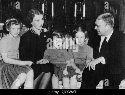 Un roi et ses invités les visiteurs royaux posent avec leur hôte royal au Palais de Stockholm. Les visiteurs sont la reine Ingrid et ses trois filles; (de gauche à droite) les princesses Margrethe, 10 ans; Anne-Marie, 4 ans; et Benedikte, 6. Leur hôte est le roi de Suède Gustav VI 06 janvier 1951. Banque D'Images