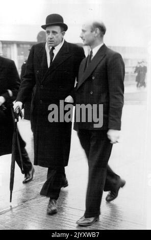 Le prince espagnol arrive pour le Royal Funeral. Le prince Jaime de Borbon d'Espagne, fils du regretté roi Alfonso, est vu (portant le chapeau de Bowler) à l'arrivée à l'aéroport de Londres aujourd'hui pour le futur funéraire du roi George. 14 février 1952. Banque D'Images