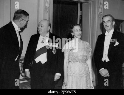 Le Roi et la Reine de Suède étaient les invités de l'Ambassadeur de Suède et de Mme Haggluf lors d'un dîner à l'Ambassade de Londres, ce soir. Parmi les invités étaient Sir Winston et Lady Churchill. OPS de L à R: Le roi de Suède, Sir Winston Chure Hill, la reine de Suède et M. Anthony Eden. 10 novembre 1953. (Photo par Daly Mail Contract) Banque D'Images