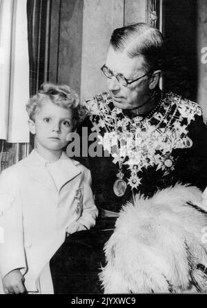 Le nouveau roi de Suède a prêté serment - Stockholm : le nouveau roi de Suède, Gustav Adolf, 67 ans, avec le nouveau prince héritier, Carl Gustav, quatre ans, photographié après que le roi ait été assermenté en présence du Cabinet suédois au Palais royal de Stockholm. Le nouveau prince héritier est le seul fils de la princesse Sibylla d'origine allemande, fenêtre du prince Carl Gustav, qui est mort dans une catastrophe aérienne peu après la naissance du garçon. 31 octobre 1950. Banque D'Images