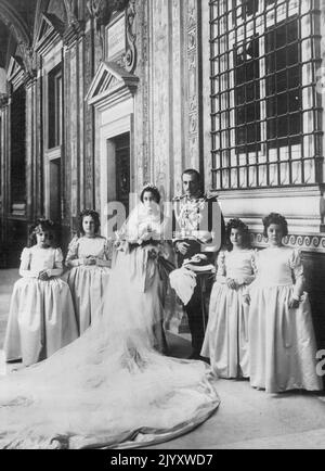 Le Weddinc du prince Jaime, deuxième fils du roi Alfonso, ex-roi d'Espagne, et Mlls, Pmanuella de Dampimrre, Un Dauchten du défunt vice-roi Roger de Dampierre, ont eu lieu dans l'église de l'et. Ignatius, Rome, mars 4th. Le Bridegrgom qui a renenné sa revendication au trône en épousant Un Commener, portait l'uniforme d'Un commandant de Séville. L'ex-roi Alfonso a assisté au mariage, mais l'ex-reine Ena d'Espagne, mère de l'époux était Net présent. 01 mai 1935. (Photo de Sports and General Press Agency Limited) Banque D'Images