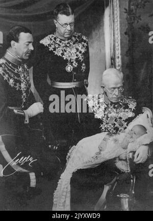 Quatre générations de la famille royale suédoise au baptême. Très grand-père. Quatre générations de la famille royale suédoise ont été représentées au baptême dans la chapelle du palais, à Stockholm, de l'arrière-petit-fils du roi Gustaf v de Suède, âgé de 89 ans. Le bébé est le prince Carl Gustaf, fils du prince Gustaf Adolf et de la princesse Sibylla. Le père du bébé est le fils du prince héritier Gustaf Adolfand Andson du roi. Spectacles de photos - quatre générations au palais royal de Stockholm après le baptême. Le roi Gustaf tient son arrière-petit-fils, le prince Carl Gustaf. Crown PRI est derrière vous Banque D'Images