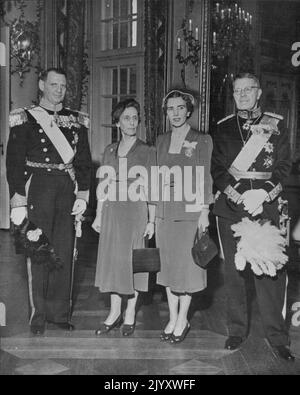 Le Roi et la Reine de Suède sont maintenant en visite d'État à. Danemark. Expositions de photos : les deux rois et reines au Palais royal danois, Amalienborg, à Copenhague. De gauche à droite : le roi du Danemark; la reine de Suède; la reine du Danemark; le roi de Suède. La Reine du Danemark est la fille du roi de Suède. 27 mars 1952. (Photo de Paul Popper) Banque D'Images