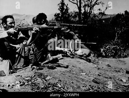 Attaques japonaises en Birmanie secteur routier -- des soldats de la US Mars Task Force, à l'aide d'une mitrailleuse légère et des fusils, se battent avec les Japonais pour le contrôle d'un secteur de l'ancienne route de Birmanie miles (129 km) au nord de Lashio, Birmanie. Dans le cadre de la campagne des alliés pour nettoyer les zones de la Birmanie et de Ledo Road des forces japonaises, la force opérationnelle de Mars a défilé 15 miles (24 km) à travers des montagnes couvertes de jungle pour se mettre derrière l'ennemi et le conduire de cette section de la route. Les Japonais tentaient de bloquer la route d'approvisionnement terrestre entre la Chine 1 et l'Inde, qui a été récemment effacée. Les Américains, 9 wh Banque D'Images