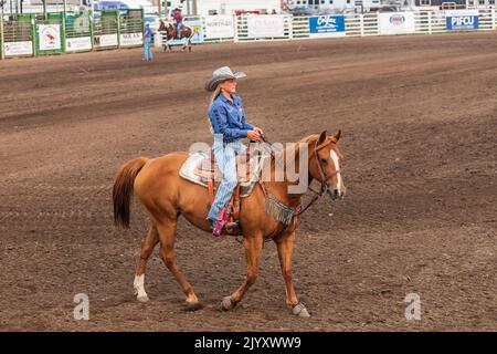 États-Unis, État de Washington, comté de Whitman. Palouse. Palouse Empire State Fair. Colfax. 9 septembre 2021. Femme sur un cheval à un rodéo. Banque D'Images