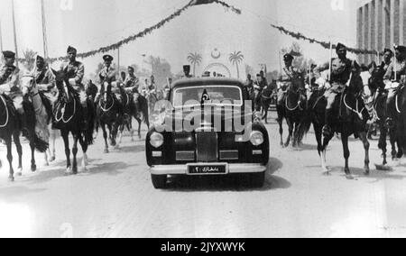 Le roi désigné visite la route de l'État de Tripoli à travers la future capitale de la Libye indépendante -- En janvier 1952, les trois territoires de la Tripolitaine, de la Cyrénaïque et du Fezzan seront unis en un seul État indépendant sous le règne du roi Sayyed ed Idris el Senussi, cela sera conforme à la décision des Nations Unies sur l'avenir de ces trois anciennes colonies italiennes. Récemment, le roi désigné a été témoin d'une grande preuve de sa popularité lorsqu'il a rendu visite à Tripoli, sa future capitale. Tripoli a été balisé et les rues ont été festoonées avec des banderoles pour la première visite d'État d'Emir Banque D'Images