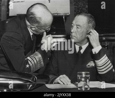 Admirals confère -- ADM. Robert Carney, à gauche, chef des opérations navales, et ad. Arthur W. Radford, président des chefs d'état-major conjoints, s'occupe officieusement aujourd'hui du Capitole. Ils étaient sur place pour une autre session de questions des sénateurs qui s'interrogent sur la politique de l'Administration de New Formosa. 25 janvier 1955. (Photo par AP Wirephoto). Banque D'Images