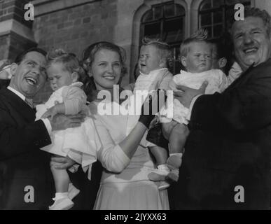 Triplés de comédiens baptisés. De nombreux célébrités ont assisté au baptême à l'église St Phillips, à Norbury, des filles triplets de Tony Fayne et de sa femme de 30 ans Norma. L à R comédien Norman Wisdom Holding Melinda Jane, chanteuse Joan Regan Holding Teresa Anne et comédien avec Hazel Elizabeth. 26 septembre 1955. (Photo de Daily Herald). Banque D'Images