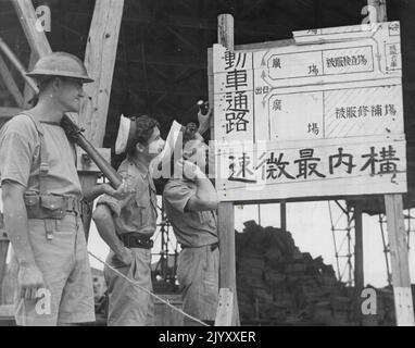 « Quelle est notre méthode ? » Trois classements australiens très perplexes attachés au quartier général de la British Landing Force dans la base navale de Yokusuka tentent de déchiffrer un panneau japonais. Ils sont de gauche, le Matelot de 1re classe Steve Clough de Lakemba, N.S.W., le Matelot de 1re classe Eric Parker de Newstead, Brisbane, et le Matelot de 1re classe Roy Liversidge de Rosebud, Victoria. 05 novembre 1945. (Photo par Australian Official photo). Banque D'Images