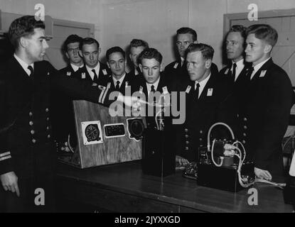 ***** De RAN sont donnés ***** En cours d'utilisation sur les instruments de navigation pendant les cours en nouveau une école d'observateurs à l'école Albatross est la première à être fondée en Australie par RAN. 21 juin 1955. Banque D'Images