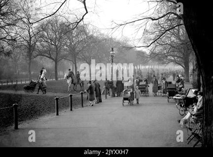 1928: Photo de dossier datée du 1928 janvier de personnes à cheval et poussant des landaus à travers Londres Hyde Park lors d'une matinée d'hiver. Date de publication : jeudi 8 septembre 2022. Banque D'Images