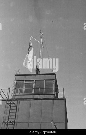 L'ensign blanc vient d'être hissé commissionry HMAS Albatross à Nowra. 31 août 1948. Banque D'Images