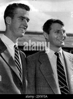 BOB Perry et Ham Richardson, membres DE L'équipe DE la coupe Davis DES ÉTATS-UNIS, ont tous deux 20 ans, photographiés à leur arrivée à Sydney aujourd'hui par PAA Stratoclipper. Ils se sont dépêché au terminal ANA à temps pour voir le Sky Master sur lequel ils avaient réservé pour Melbourne, en taxi. Ils doivent prendre un avion plus tard. Perry et Richardson, qui joueront dans les championnats victoriens, ont déclaré que la coupe Davis serait « une bataille très rapprochée ». 25 novembre 1953. Banque D'Images