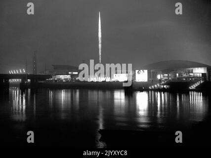 1951. Photo du dossier datée du 1951 avril des lumières de l'exposition de la Banque du Sud à Londres - y compris le Skylon de 250 pieds de long suspendu à 40 pieds au-dessus du sol - testé avant l'ouverture du Festival de Grande-Bretagne. Date de publication : jeudi 8 septembre 2022. Banque D'Images