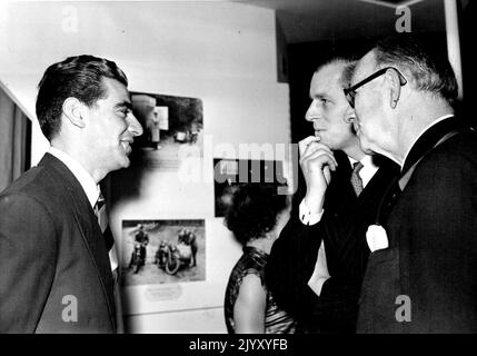 Le duc rencontre un cycliste australien au Earls court Show : le duc d'Édimbourg a photographié discuter avec le cycliste australien Syd Patterson après la cérémonie d'ouverture d'aujourd'hui. HRH le duc d'Édimbourg a donné ce matin la cérémonie d'ouverture du cycle et du Motor cycle Show à Earls court. Il a visité les stands de l'exposition et y a rencontré de nombreuses personnalités. 15 novembre 1952. (Photo de Fox photos). Banque D'Images