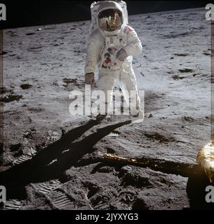 1969: Photo du dossier datée de juillet 1969 de l'astronaute Edwin Aldrin marchant sur la surface de la lune. Date de publication : jeudi 8 septembre 2022. Banque D'Images