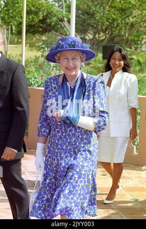 Photo du dossier datée du 19/2/1994 de la reine Elizabeth II avec son bras dans un plâtre moulé pendant sa visite à Anguilla. La Reine était en bonne santé pendant la plus grande partie de sa vie et a rarement pris du temps pendant son long règne et les maladies étaient rares et de loin entre au fil des ans. Date de publication : jeudi 8 septembre 2022. Banque D'Images