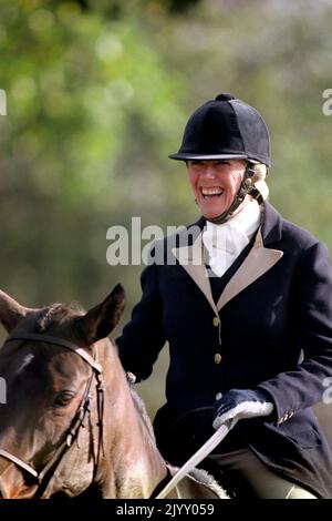 Photo du dossier datée du 6/11/1995, de Camilla Parker-Bowles chassant avec le duc de Beaufort, près de Tetbury, Gloucestershire. Camilla est devenue la duchesse de Cornouailles quand elle a épousé le prince de Galles. L'ancienne Camilla Parker Bowles a toujours été annoncée par ceux qui la connaissent pour son attitude spirituelle, chaleureuse et terre-à-terre. Son amour de sa famille et son dévouement envers Charles l'ont vue à travers des temps difficiles quand elle a été marquée comme l'autre femme de Diana, princesse de Galles. Date de publication : jeudi 8 septembre 2022. Banque D'Images