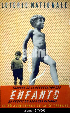 Affiche de la « Loterie nationale » française 1945. 5highlighting une campagne pour financer la rééducation des enfants après la dévastation de la Seconde Guerre mondiale et l'occupation de la France. Banque D'Images