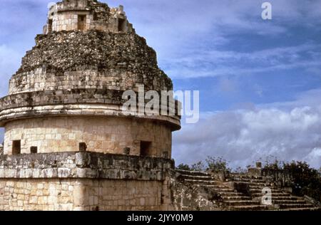 El Caracol, l'Observatoire, est une structure unique sur le site de la civilisation maya pré-colombienne de Chichen Itza. La structure est datée vers AD 906, la période classique tardive de la chronologie méso-américaine. Il est suggéré que l'El Caracol était un ancien bâtiment de l'observatoire Maya et a permis au peuple Maya d'observer les changements dans le ciel. Banque D'Images