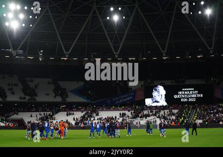 Les joueurs se secouent la main après le coup de sifflet final alors que le grand écran affiche un message en memoriam suite à l'annonce de la mort de la reine Elizabeth II, après le match de l'UEFA Europa Conference League Group B au stade de Londres, Londres. Date de la photo: Jeudi 8 septembre 2022. Banque D'Images