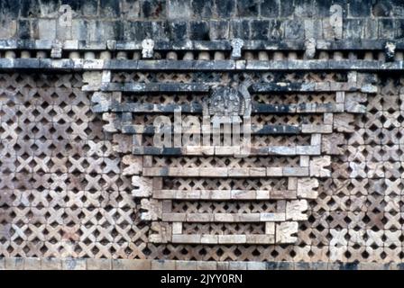 La ville d'Uxmal, ancienne ville maya de l'époque classique du Mexique actuel, est considérée comme l'un des plus importants sites archéologiques de la culture maya. Le bâtiment est typique du style Puuc, avec des murs bas lisses qui s'ouvrent sur des frises ornées. La plupart des travaux majeurs de la ville ont eu lieu alors qu'Uxmal était la capitale d'un État Maya Classique vers 850-925 après J.-C. Après environ 1000 ans après J.-C., Toltec envahisseurs a pris la relève. Le Nunnery Quadrangle (un surnom donné par les Espagnols; c'était un palais du gouvernement) est le plus beau des plusieurs beaux quadrangles d'Uxmal de longs bâtiments. Il a elabo Banque D'Images