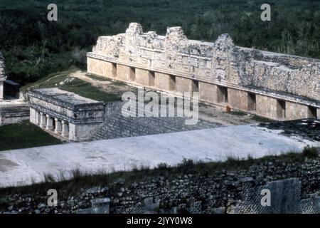 La ville d'Uxmal, ancienne ville maya de l'époque classique du Mexique actuel, est considérée comme l'un des plus importants sites archéologiques de la culture maya. Le bâtiment est typique du style Puuc, avec des murs bas lisses qui s'ouvrent sur des frises ornées. La plupart des travaux majeurs de la ville ont eu lieu alors qu'Uxmal était la capitale d'un État Maya Classique vers 850-925 après J.-C. Après environ 1000 ans après J.-C., Toltec envahisseurs a pris la relève. Le Nunnery Quadrangle (un surnom donné par les Espagnols; c'était un palais du gouvernement) est le plus beau des plusieurs beaux quadrangles d'Uxmal de longs bâtiments. Il a elabo Banque D'Images