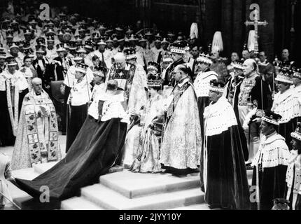 Photo du dossier datée du 2/6/1953 du duc de Norfolk, le comte Marshall, rendant hommage à la reine Elizabeth II après son couronnement à l'abbaye de Westminster. Le couronnement de la Reine, riche en importance religieuse, a été un coup de pouce au moral d'une nation affamée d'infanterie par la guerre, et pendant un jour, les partis de rue ont banni les épreuves du rationnement et des pénuries et même les conditions météorologiques atroces et non saisonnières n'ont pas freiné l'enthousiasme. Date de publication : jeudi 8 septembre 2022. Banque D'Images