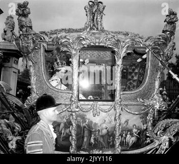 Photo du dossier datée du 02/06/53 de la reine Elizabeth II souriant dans l'autocar d'État royal alors qu'elle quittait l'abbaye de Westminster pour Buckingham Palace après le couronnement. Le couronnement de la Reine, riche en importance religieuse, a été un coup de pouce au moral d'une nation affamée d'infanterie par la guerre, et pendant un jour, les partis de rue ont banni les épreuves du rationnement et des pénuries et même les conditions météorologiques atroces et non saisonnières n'ont pas freiné l'enthousiasme. Date de publication : jeudi 8 septembre 2022. Banque D'Images