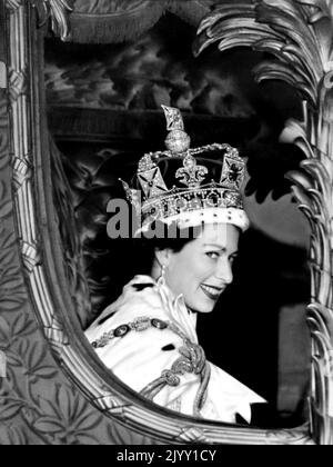Photo du dossier datée du 2/6/1953 de la reine Elizabeth II souriant à la foule de sa calèche alors qu'elle quittait l'abbaye de Westminster, Londres, après son couronnement. À l'âge de 21 ans, la Reine s'est engagée à servir de monarque pour toute sa vie. Date de publication : jeudi 8 septembre 2022. Banque D'Images