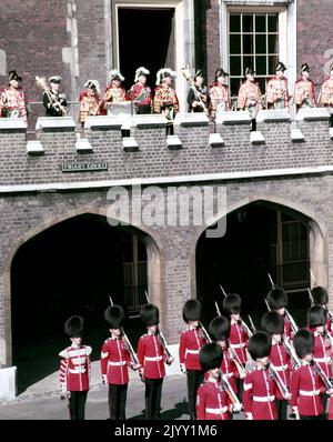 Photo du dossier datée du 8/2/1952 de Garter Roi d'armes Sir George Bellew lecture de la première et principale proclamation de l'accession de la reine Elizabeth II, du balcon surplombant la cour de Friary, Palais Saint-James. Date de publication : jeudi 8 septembre 2022. Banque D'Images