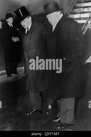 Photo du dossier datée du 7/2/1952 des opposants en politique mais unis dans la douleur à la perte de leur souverain, le roi George VI, étaient le chef de l'opposition Clement Attlee (l) et le premier ministre Winston Churchill à l'aéroport de Londres alors qu'ils attendaient de saluer la nouvelle reine Elizabeth II La Reine et son mari, le duc d'Édimbourg, étaient sur le point d'arriver du Kenya, où leur tournée dans le Commonwealth a été écourtée par la mort du roi. Date de publication : jeudi 8 septembre 2022. Banque D'Images