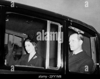 Photo du dossier datée du 7/2/1952 de la nouvelle Reine, Elizabeth II (ex-princesse Elizabeth), revenant à Clarence House, Londres, avec le duc d'Édimbourg, du Kenya après la mort soudaine de son père, le roi George VI Date de publication : jeudi 8 septembre 2022. Banque D'Images
