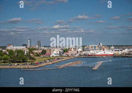 Southampton, Angleterre, Royaume-Uni - 7 juillet 2022 : paysage du port. Bâtiment historique de l'Administration portuaire au centre avec tour près du terminal de ferry Red Funnel sous bl Banque D'Images