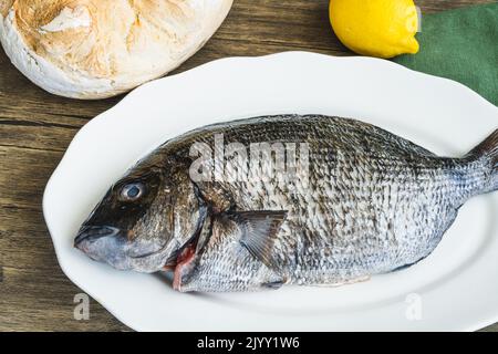 Hacher frais. Poisson savoureux sur une assiette blanche. Banque D'Images