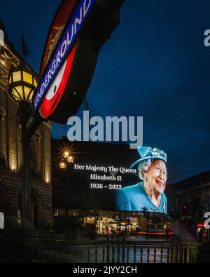 Londres, Royaume-Uni. 8th septembre 2022. Image de la reine Elizabeth II affichée à l'écran à Piccadilly Circus peu après l'annonce de sa mort. Banque D'Images