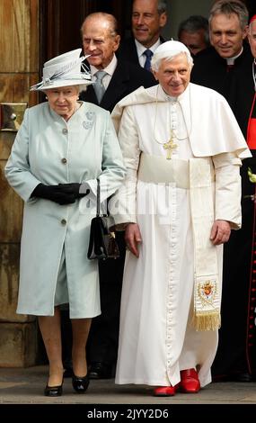 Photo du dossier datée du 16/9/2010 de la reine Elizabeth II marchant avec le pape Benoît XVI alors qu'il quitte le palais de Holyroodhouse à Édimbourg après son accueil officiel le premier jour de sa visite de quatre jours au Royaume-Uni. Date de publication : jeudi 8 septembre 2022. Banque D'Images