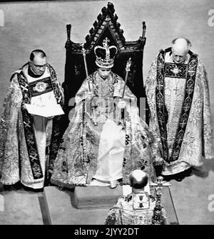 Photo du dossier datée du 2/6/1953 de la scène après la cérémonie de couronnement à l'abbaye de Westminster, montrant la reine Elizabeth II portant la couronne Saint-Édouard et portant le Scepter et le Rod. Date de publication : jeudi 8 septembre 2022. Banque D'Images