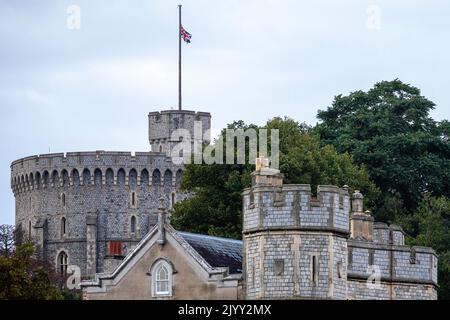 Windsor, Royaume-Uni. 8th septembre 2022. Un drapeau d'Union vole en Berne au-dessus de la tour ronde du château de Windsor peu après l'annonce par le palais de Buckingham de la mort de la reine Elizabeth II La reine Elizabeth II, le monarque le plus longtemps au pouvoir au Royaume-Uni, est décédée à Balmoral dans l'après-midi à l'âge de 96 ans après un règne de 70 ans. Crédit : Mark Kerrison/Alamy Live News Banque D'Images