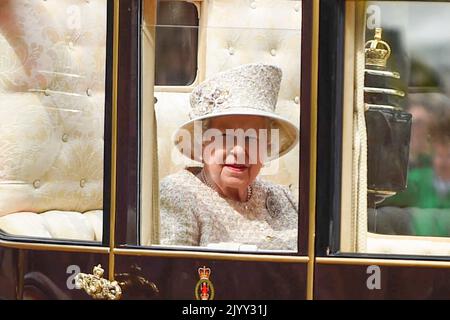 Londres, Royaume-Uni. 8 septembre 2022. PHOTO DE DOSSIER la reine Elizabeth II, le plus long monarque en place en Grande-Bretagne, est morte à l'âge de 96 ans. Photo prise le 8 juin 2019 montre la Reine passant le long de la galerie marchande, à cheval tiré en calèche pendant le Trooping de la couleur lors de son anniversaire de 93rd. Credit: Stephen Chung / Alamy Live News Banque D'Images